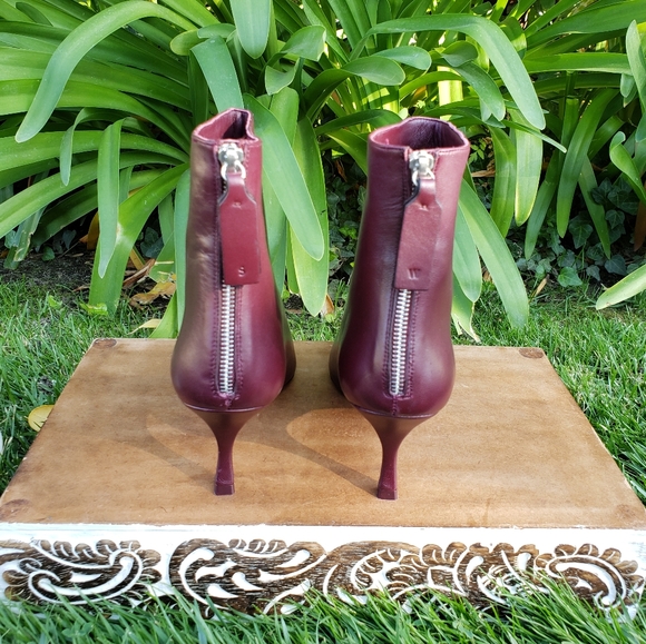 Gorgeous Stuart Weitzman Retro Inspired Booties - Picture 7 of 8